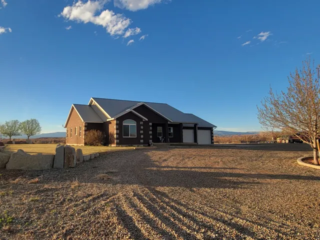 View of front facade with driveway and an attached garage