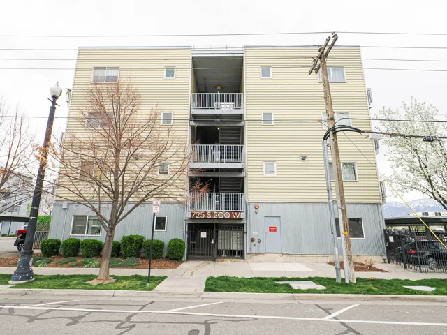 View of apartment building / complex