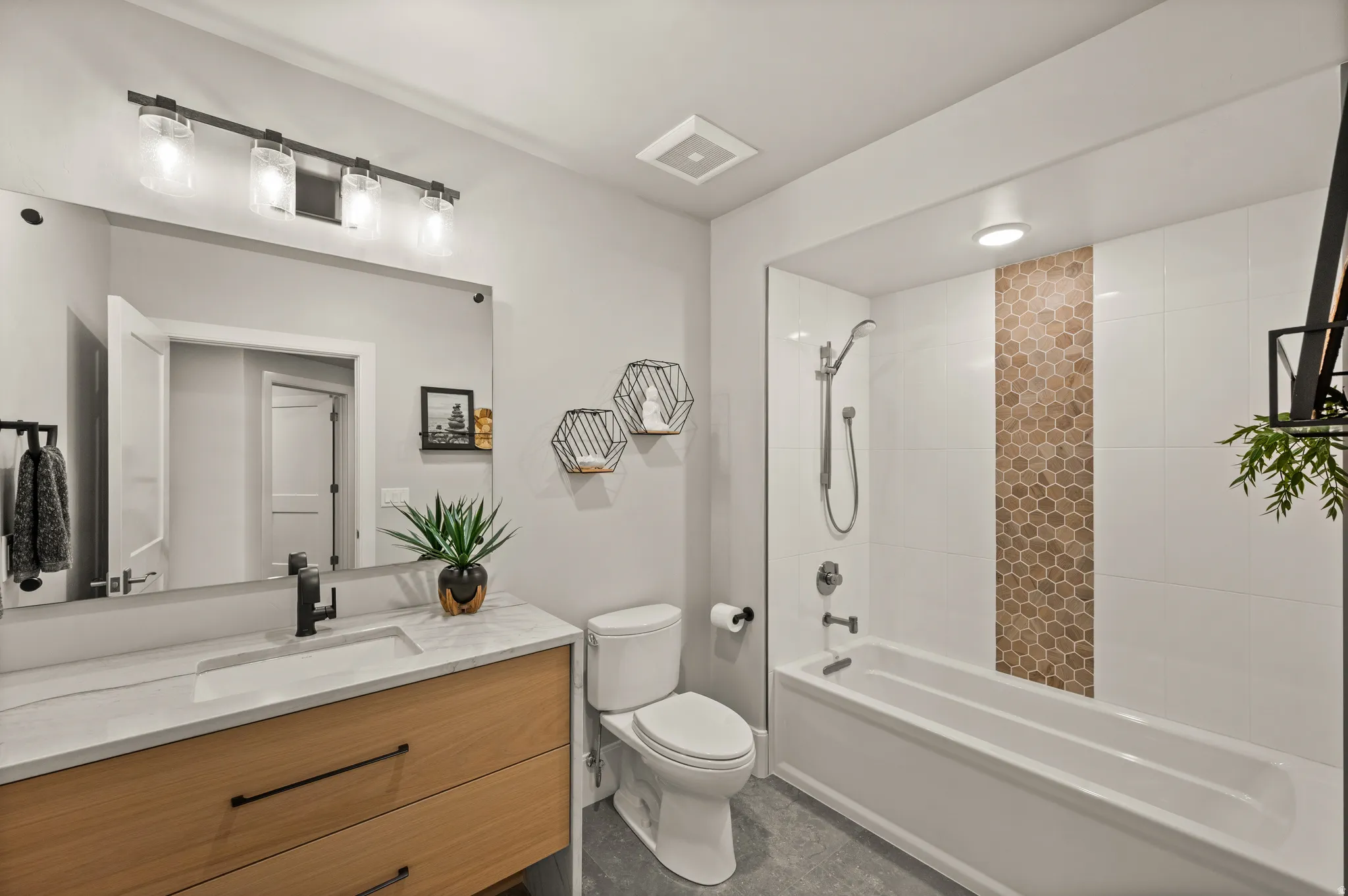 Full Guest Bath 3