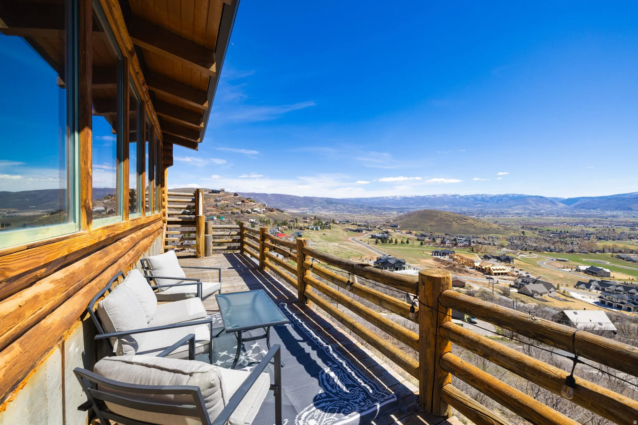 Balcony featuring a mountain view