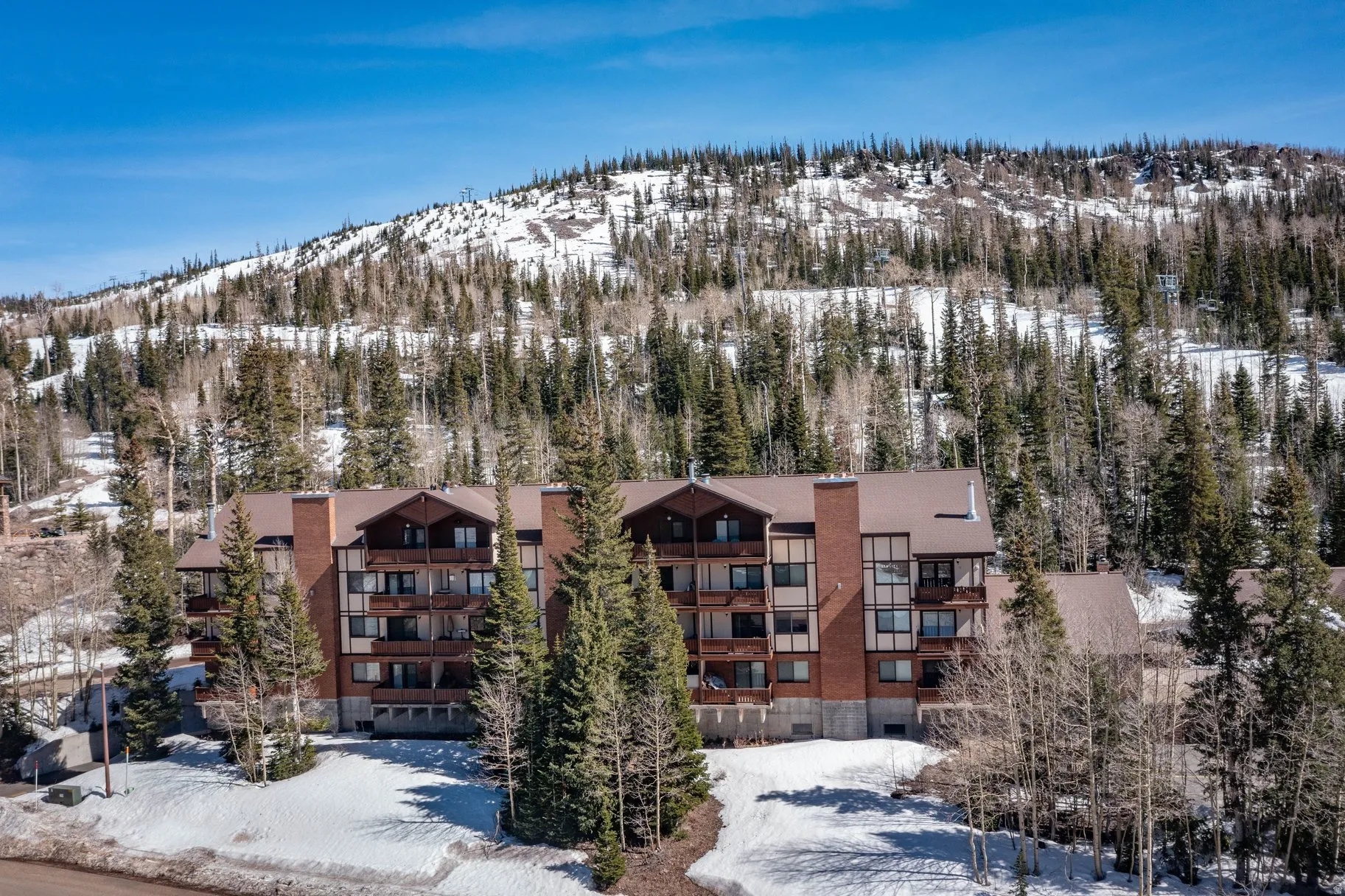 Snowy aerial view with a mountain view