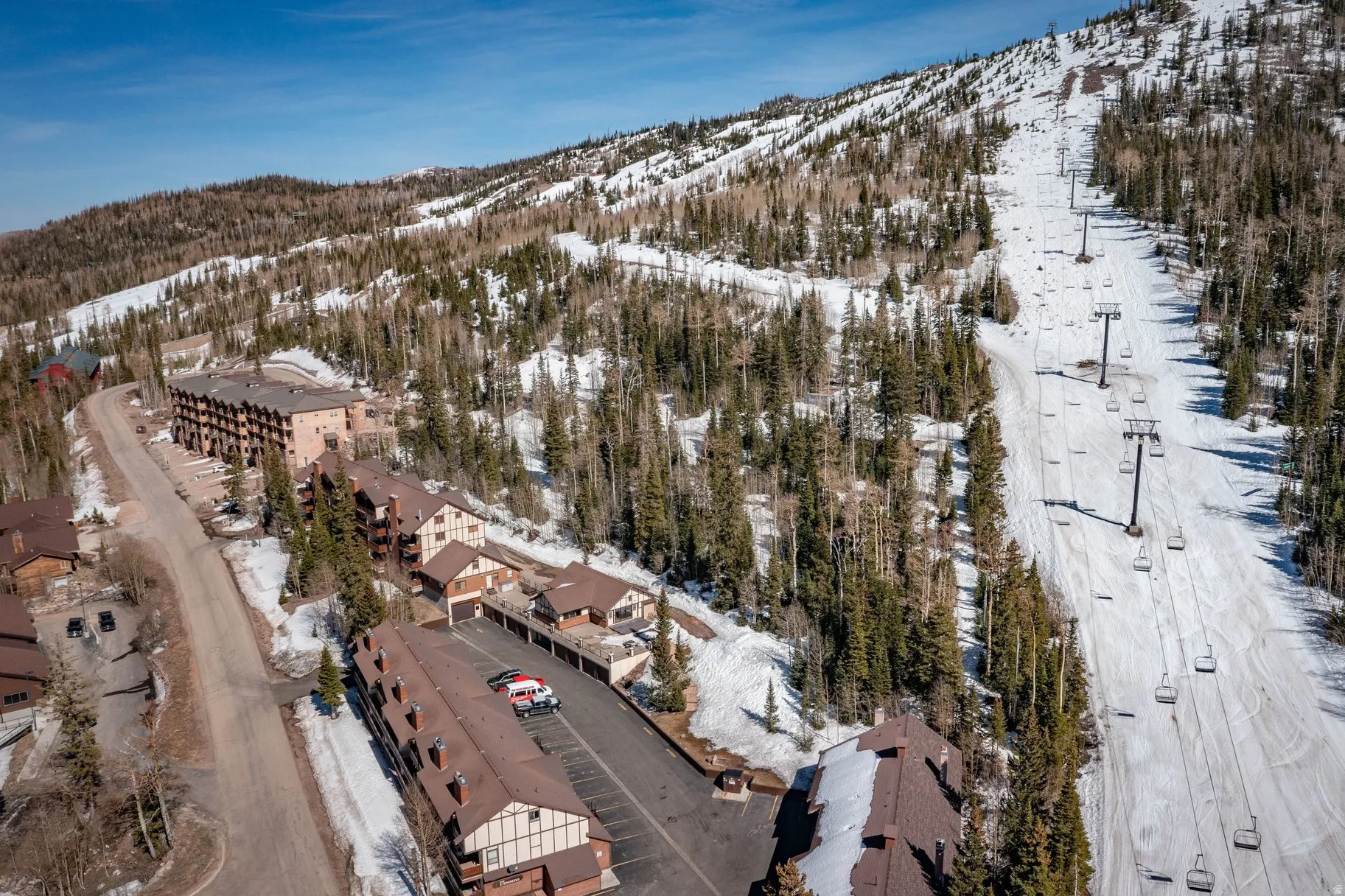 Snowy aerial view with a mountain view