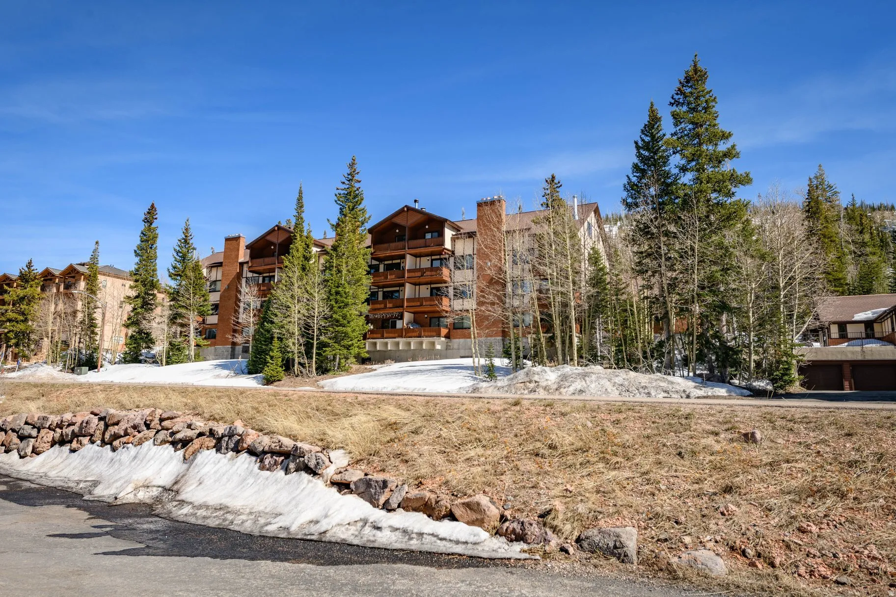 View of apartment building / complex