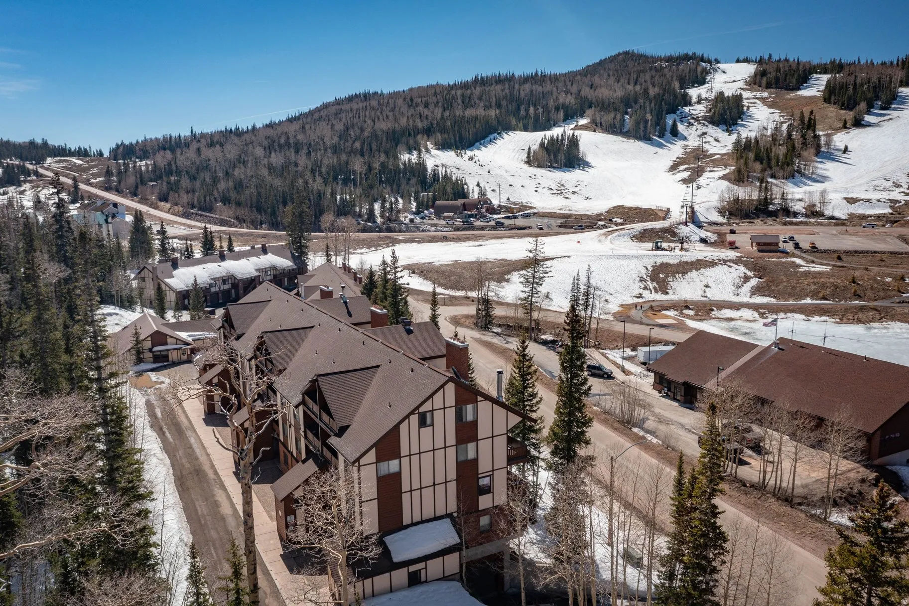 Snowy aerial view featuring a mountain view