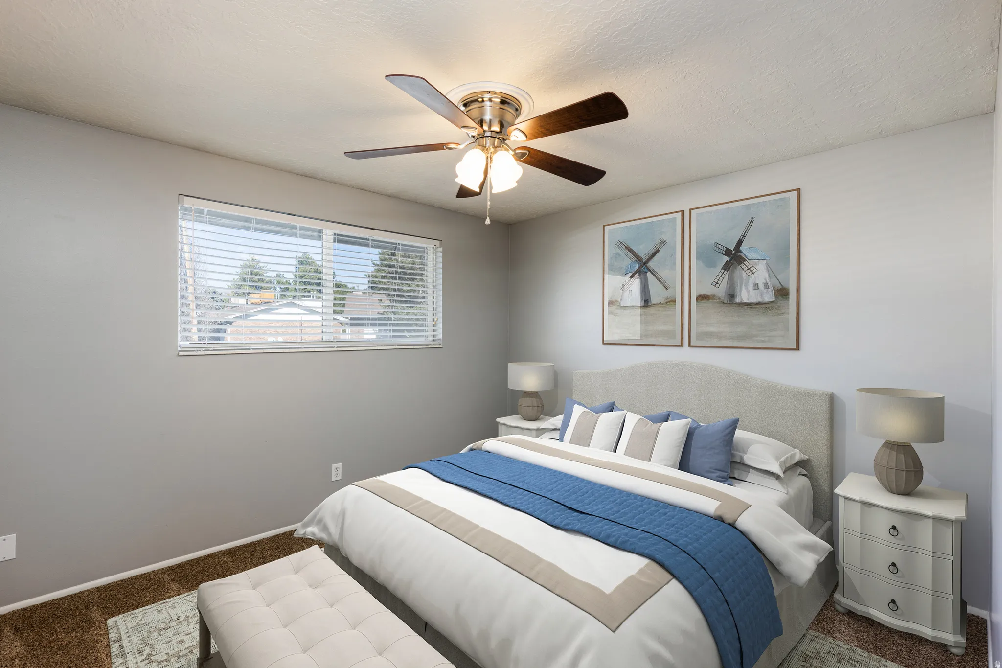 Ceiling fan with integrated lighting