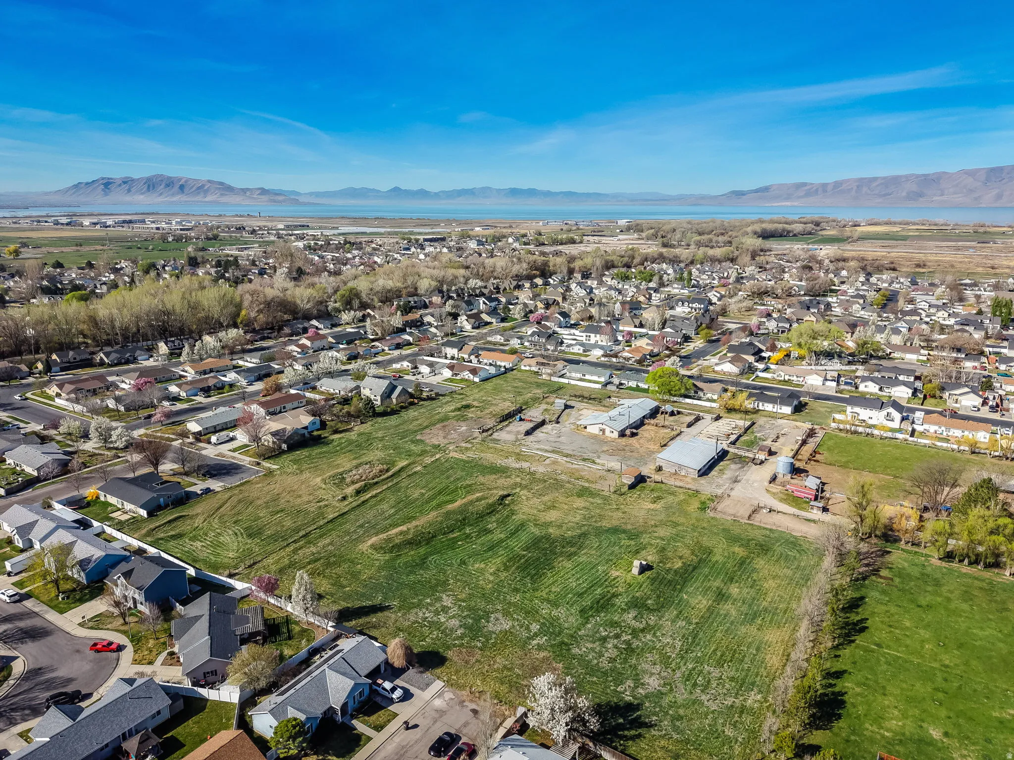 Aerial view of residential area featuring a mountain backdrop