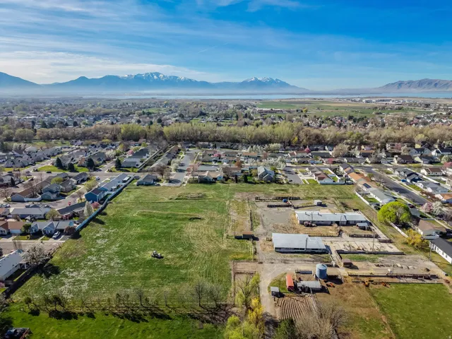 Aerial view of residential area featuring a mountain backdrop