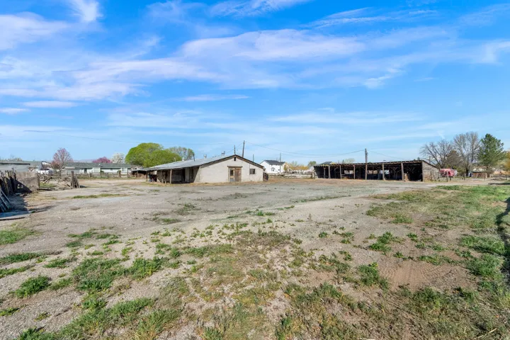 View of yard featuring an outbuilding
