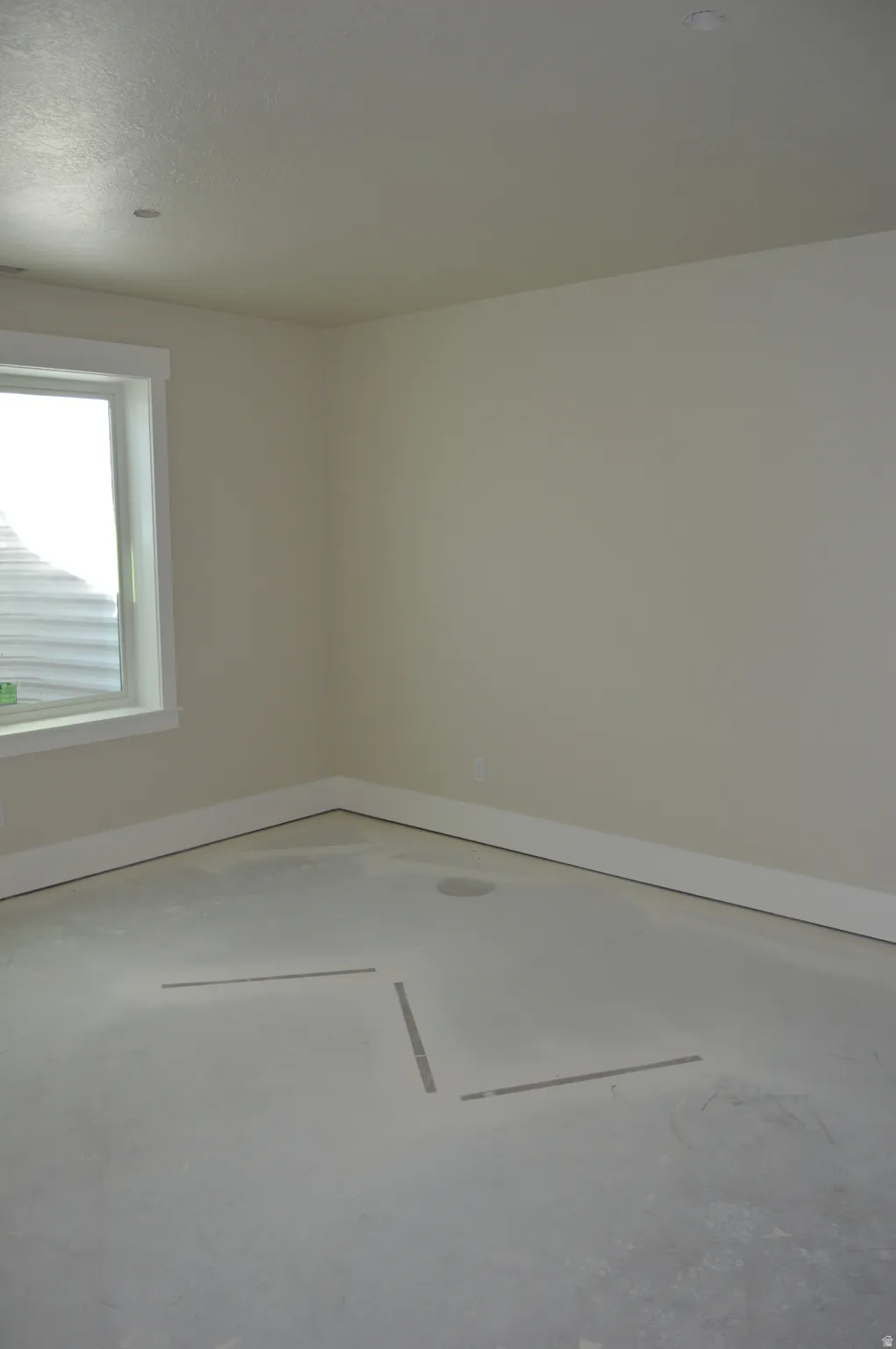 Empty room featuring baseboards