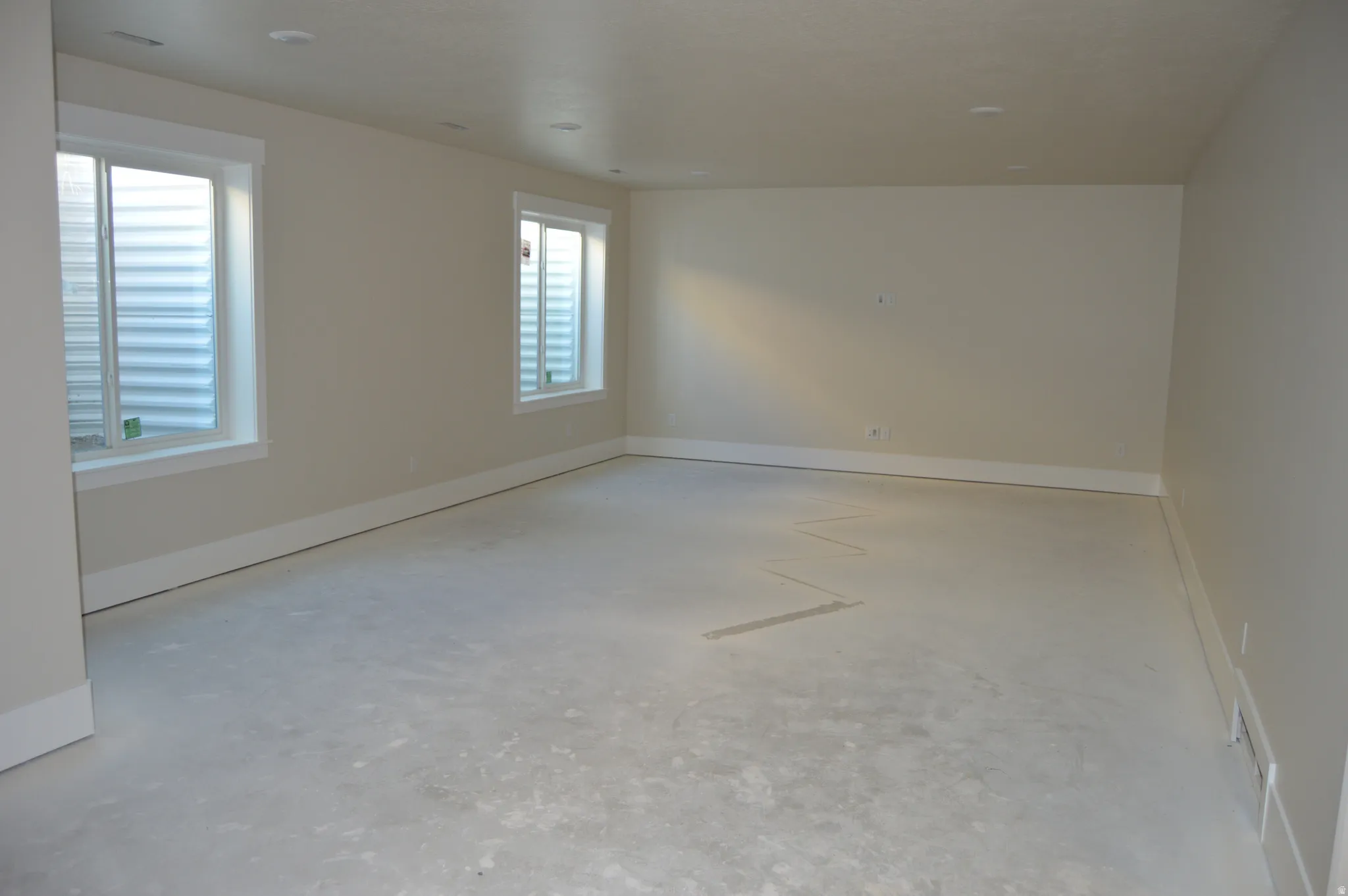 Empty room featuring baseboards