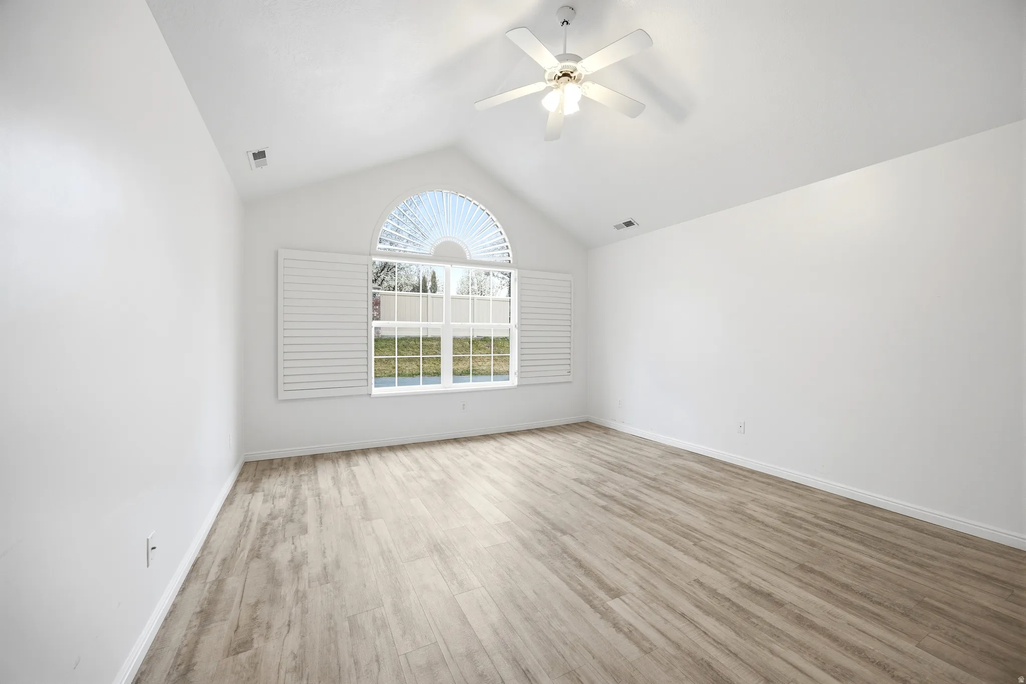 Unfurnished room with light wood-type flooring and a ceiling fan