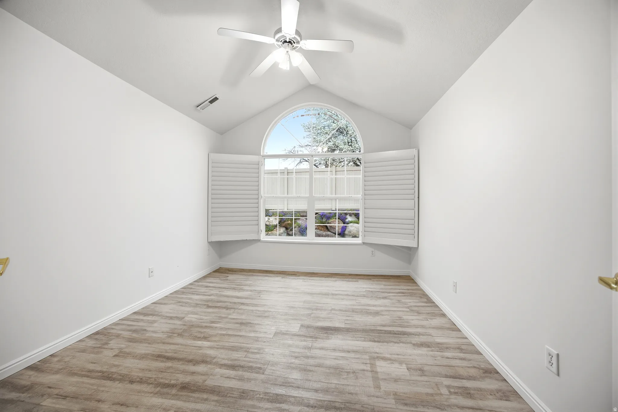 Unfurnished room featuring a ceiling fan and light wood-style flooring