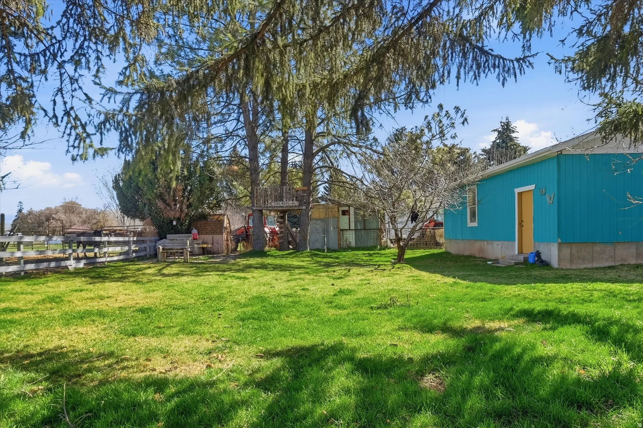 View of yard featuring an outdoor structure