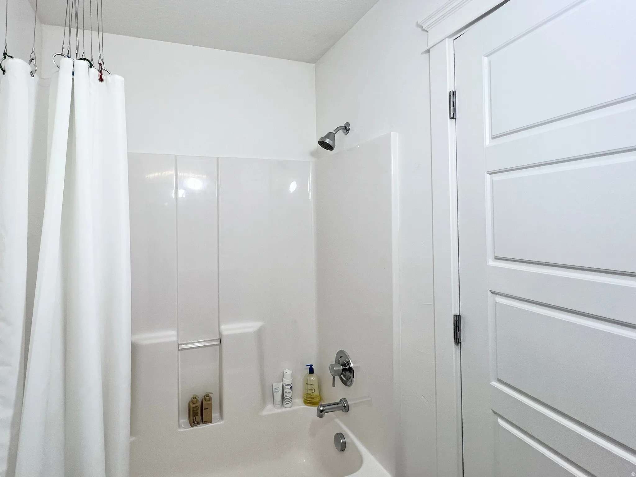 Bathroom with shower / bathtub combination with curtain