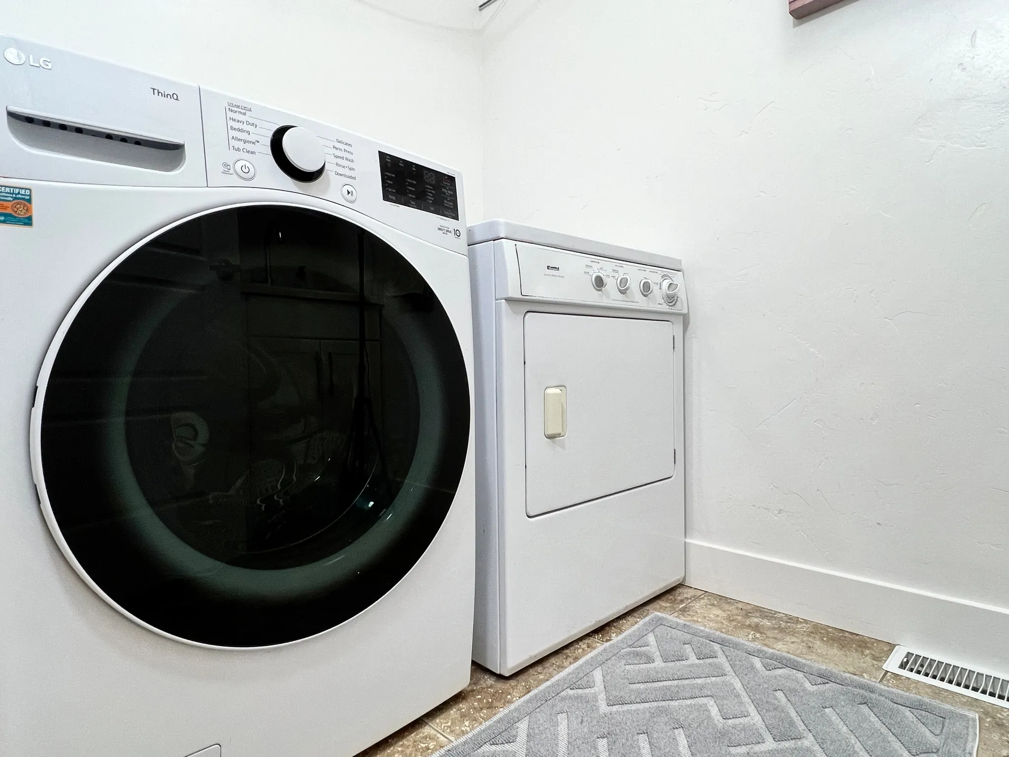 Laundry room with baseboards and washing machine and clothes dryer