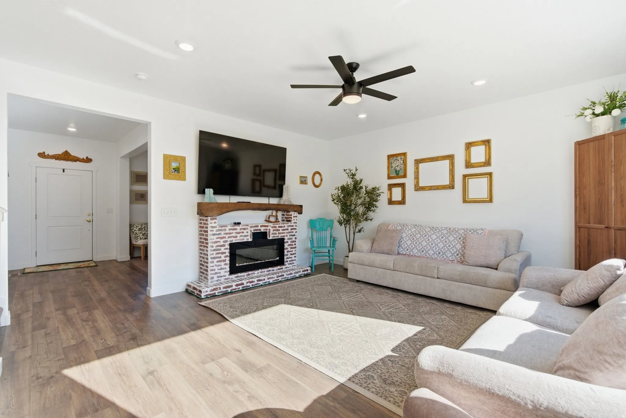 Family room to entry