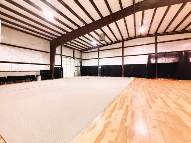 Misc room with vaulted ceiling