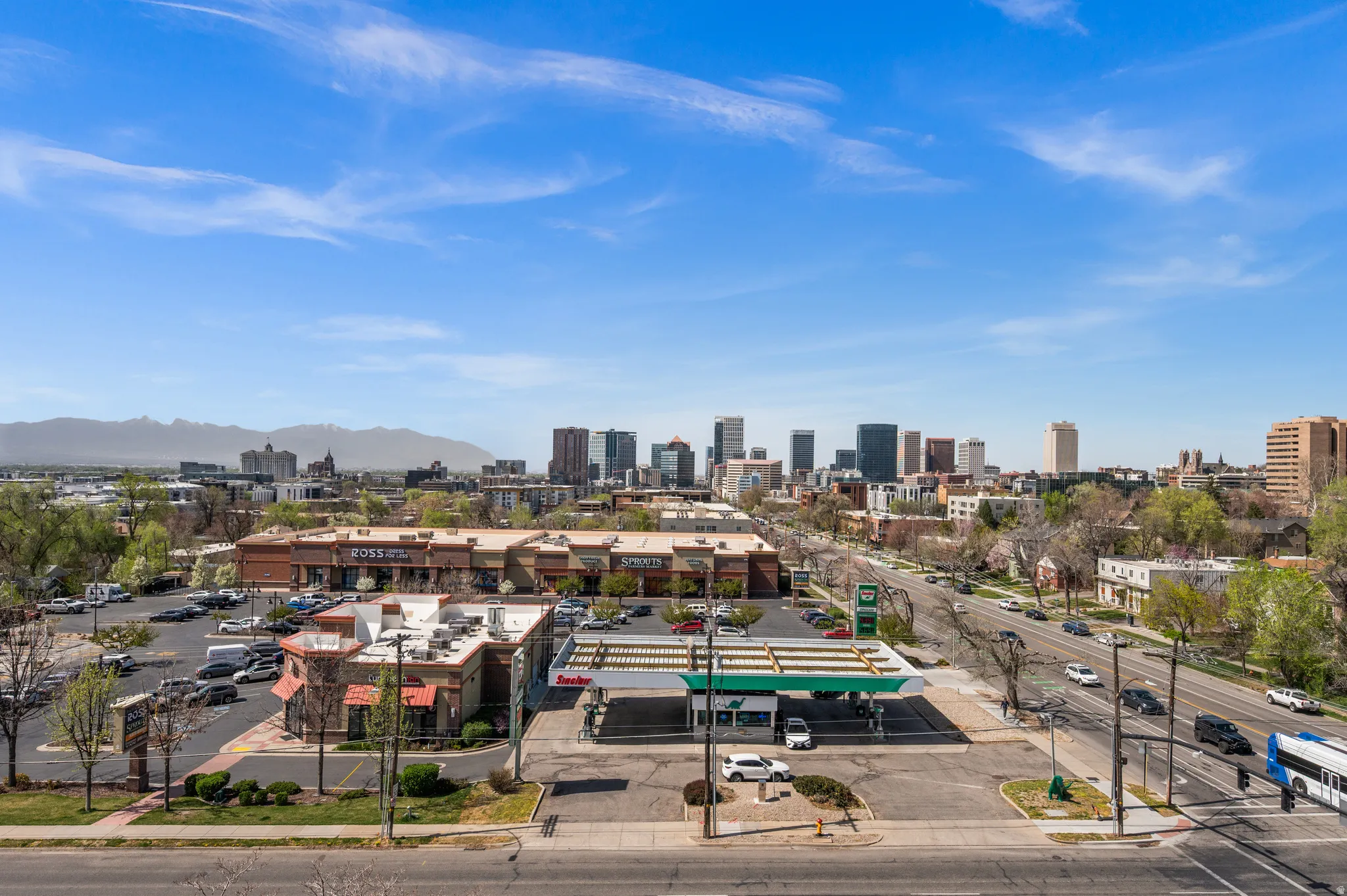 City view featuring a mountain backdrop