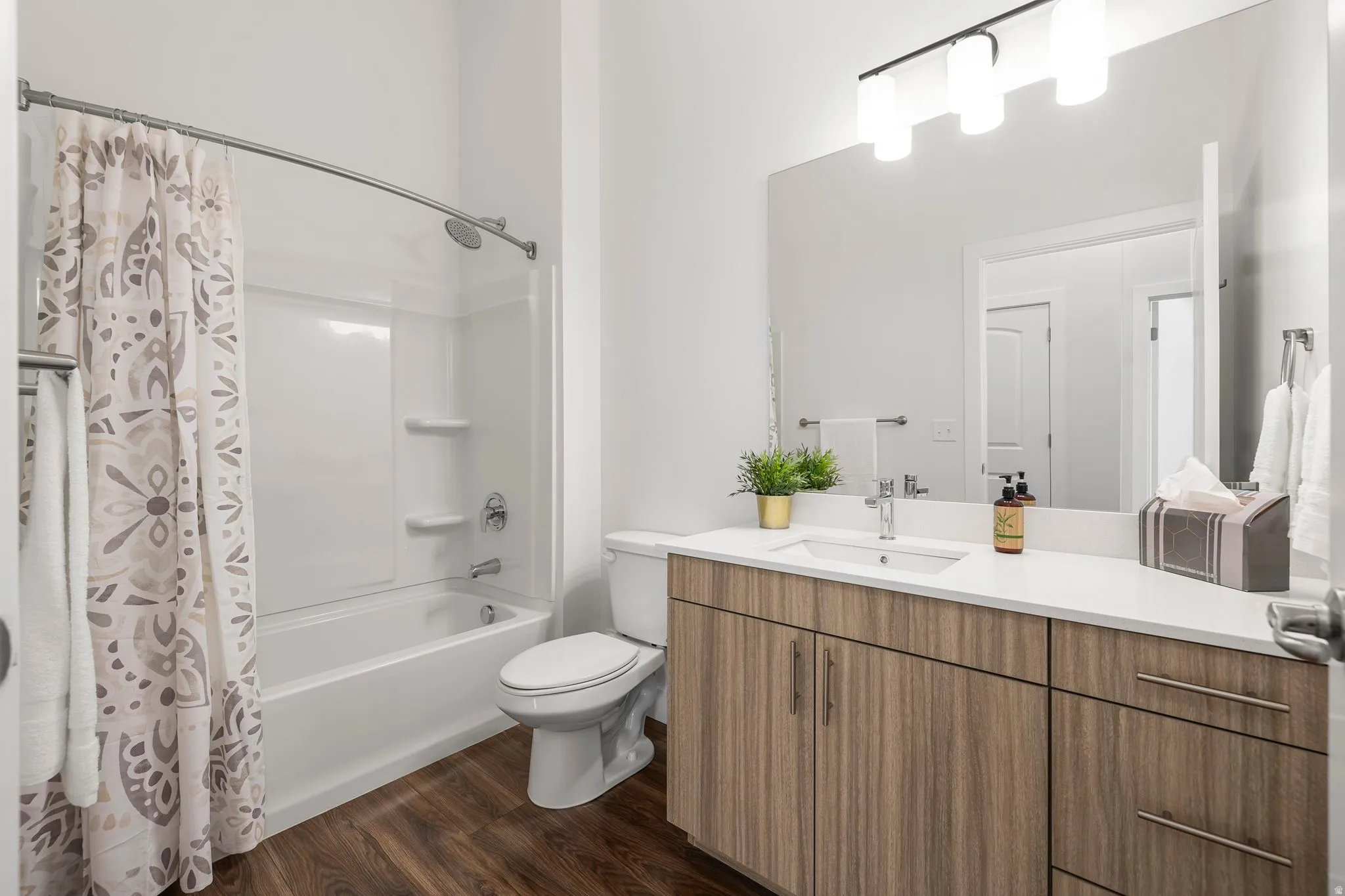 Full hall bath