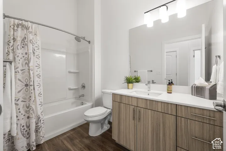 Full hall bath
