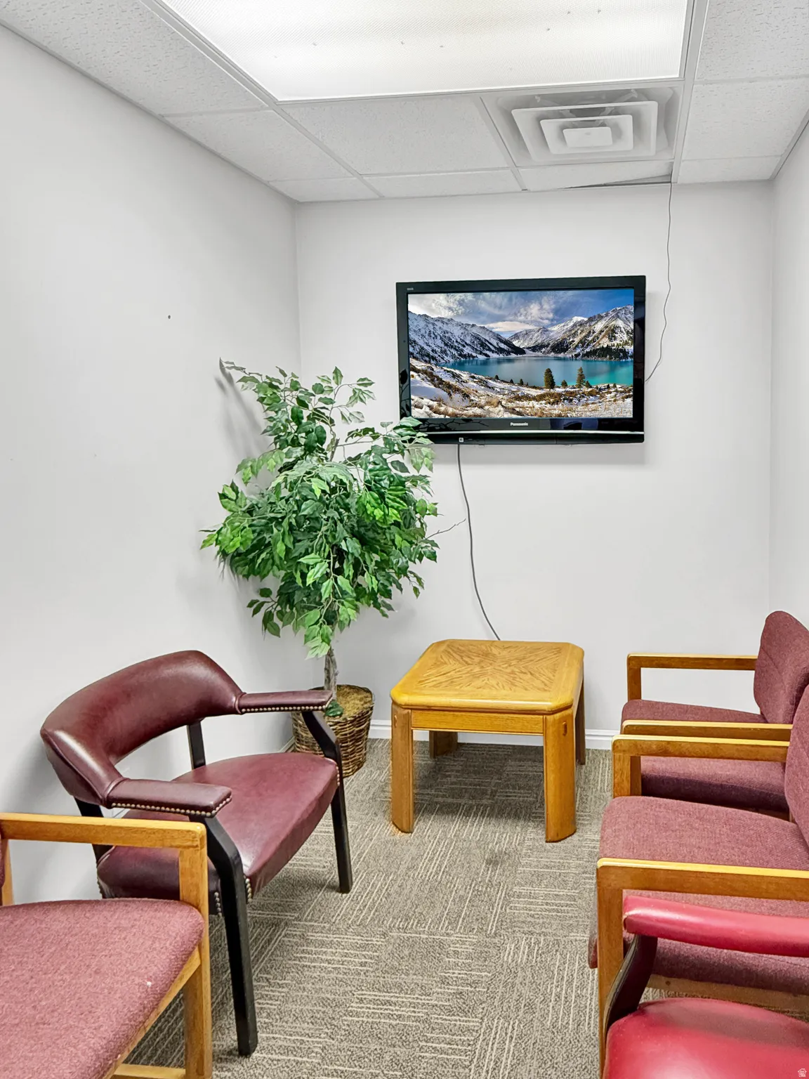 Sitting room featuring a drop ceiling