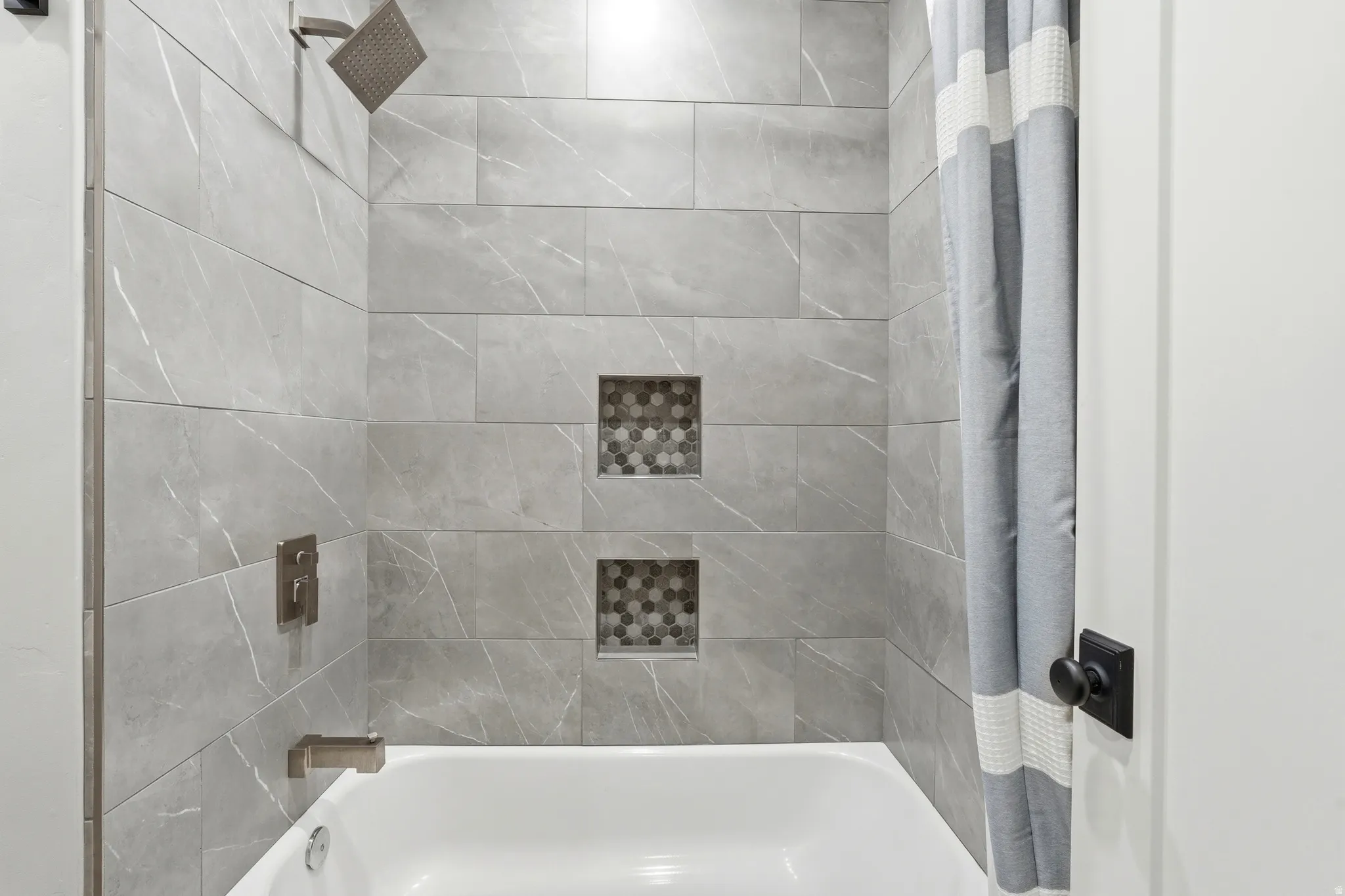 Full bath with shower / tub combo