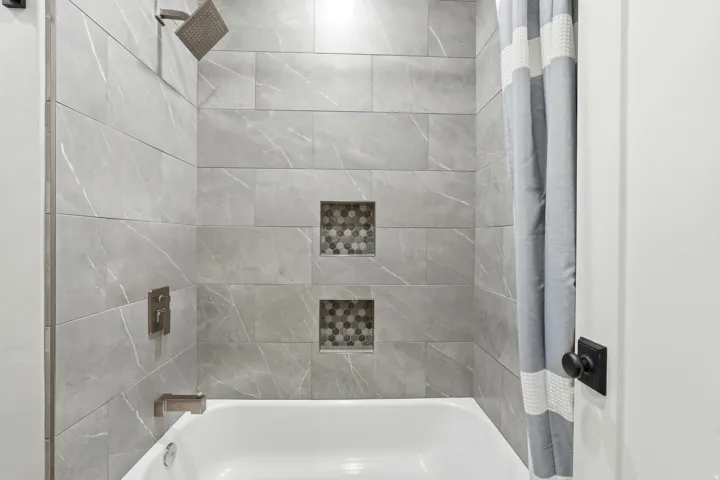 Full bath with shower / tub combo