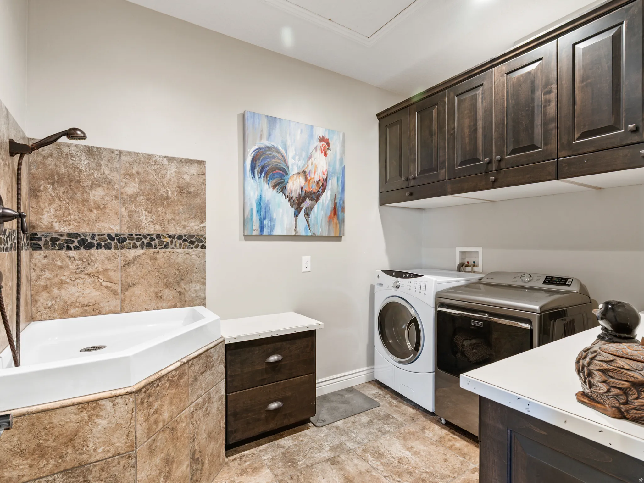 Laundry area with independent washer and dryer and baseboards