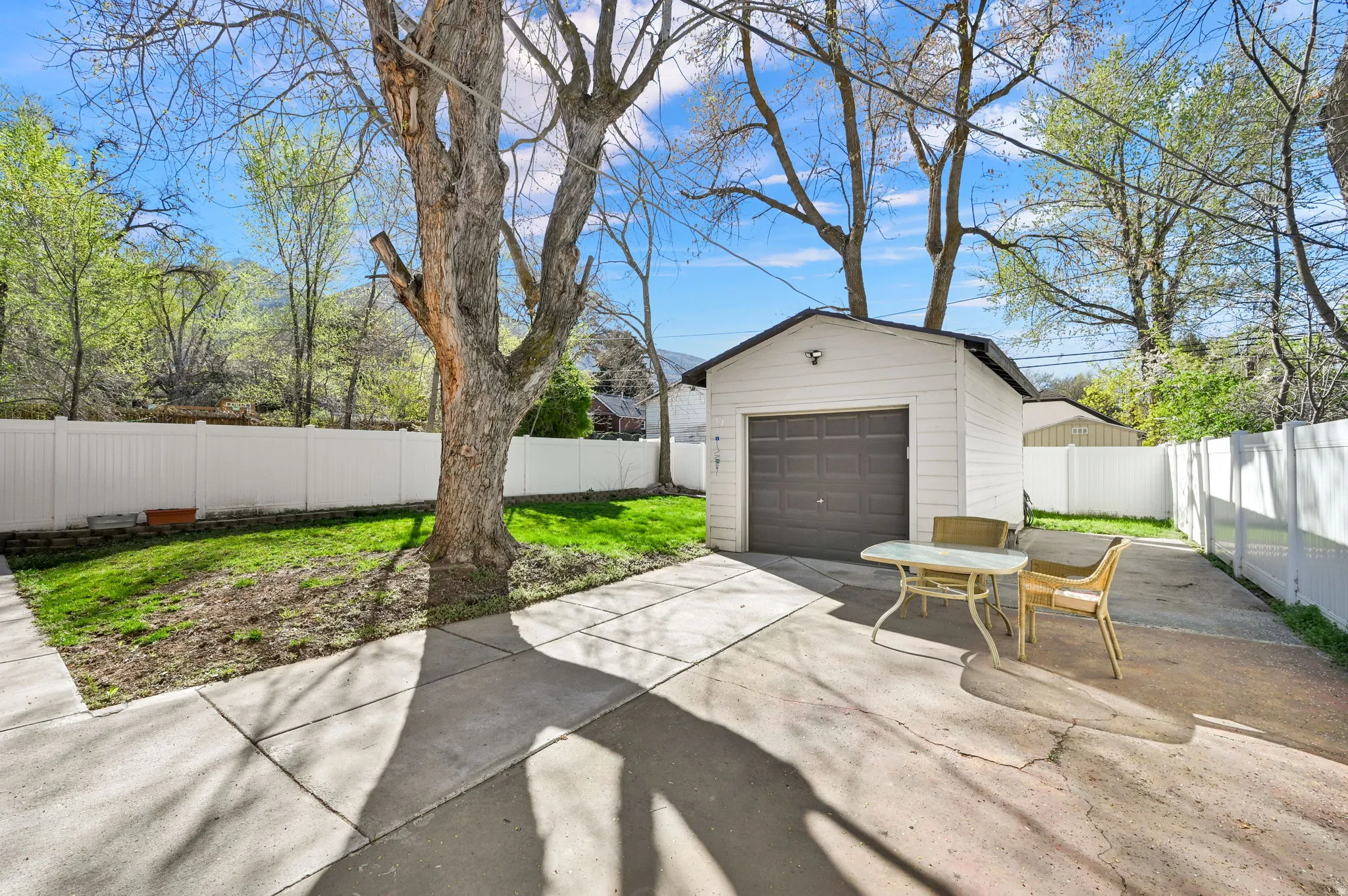 Detached 1-car garage with automatic door and driveway/patio space