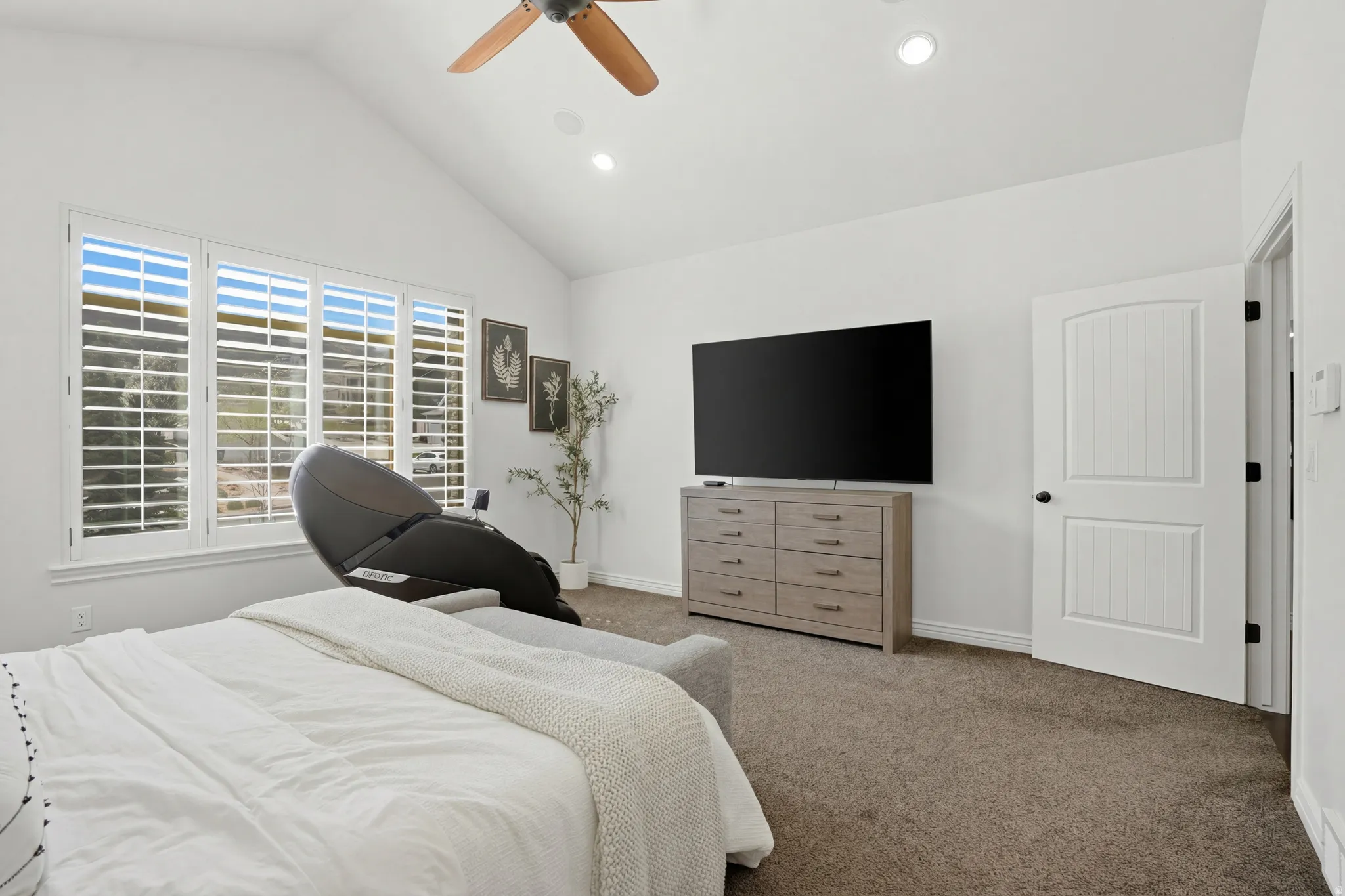 Bedroom featuring carpet, a ceiling fan, lofted ceiling, and recessed lighting