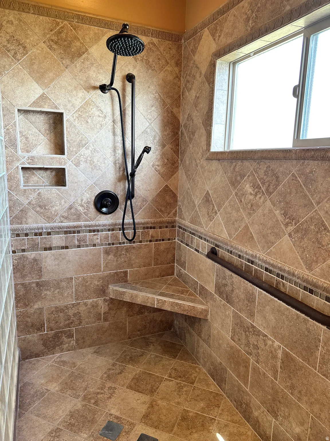 Shower with inset shelves