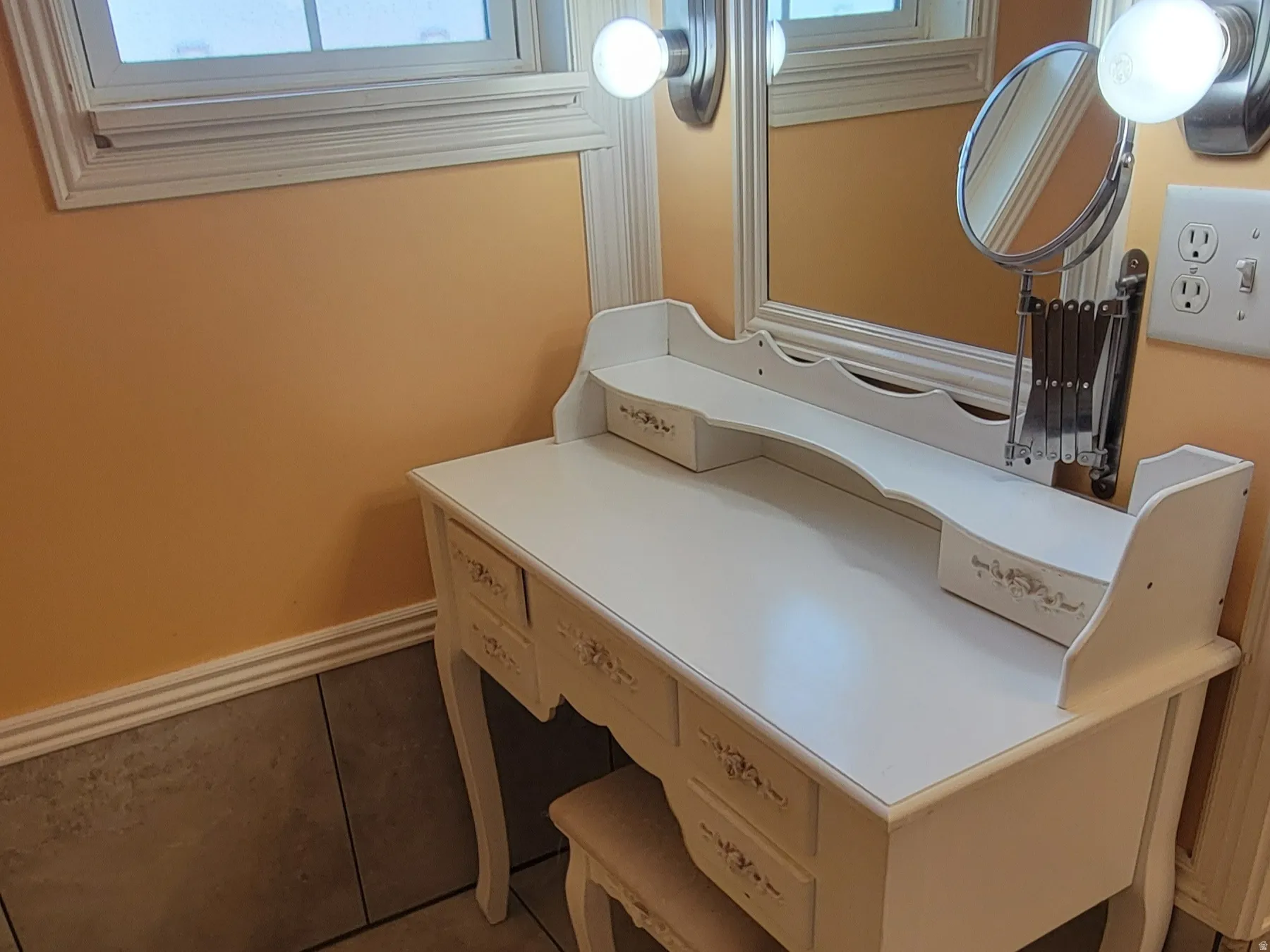 Detailed view of baseboards