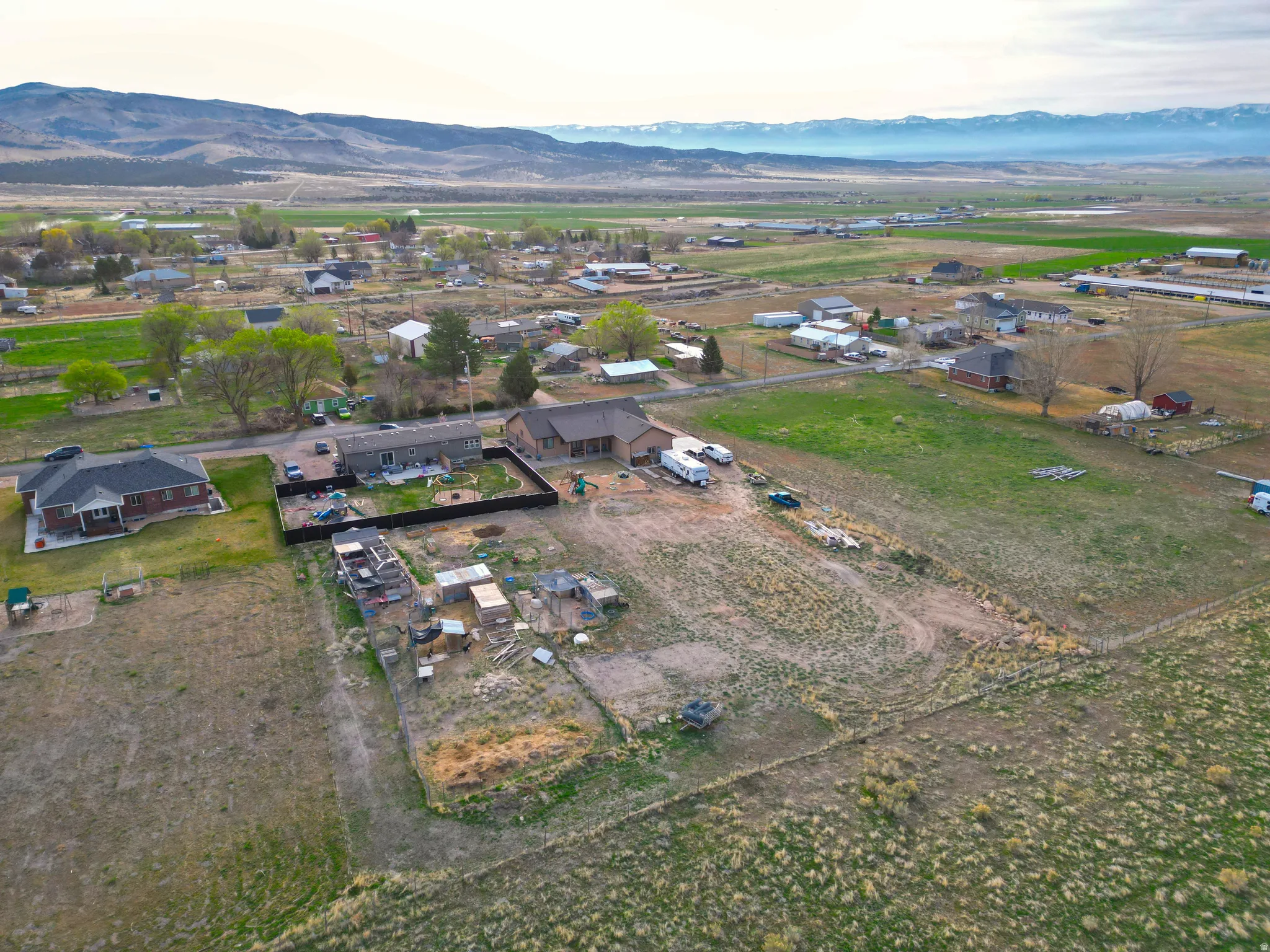 Aerial view of property's location featuring a mountainous background