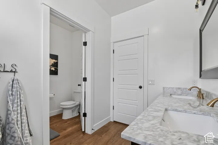 Dual vanity with undermount sinks and light-toned stone countertops