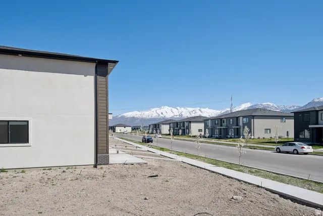 View of yard with a residential view and a mountain view