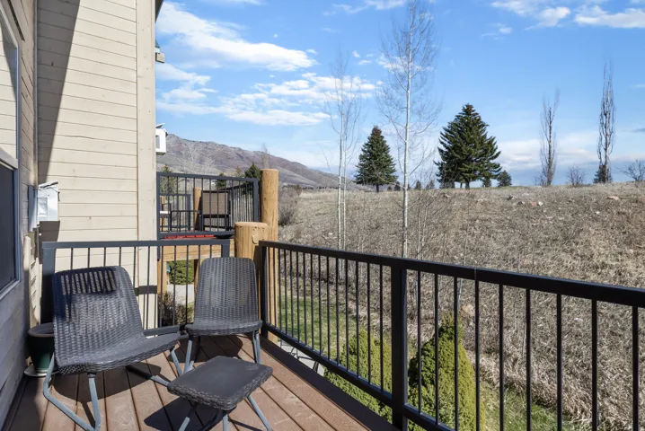 Balcony featuring a mountain view