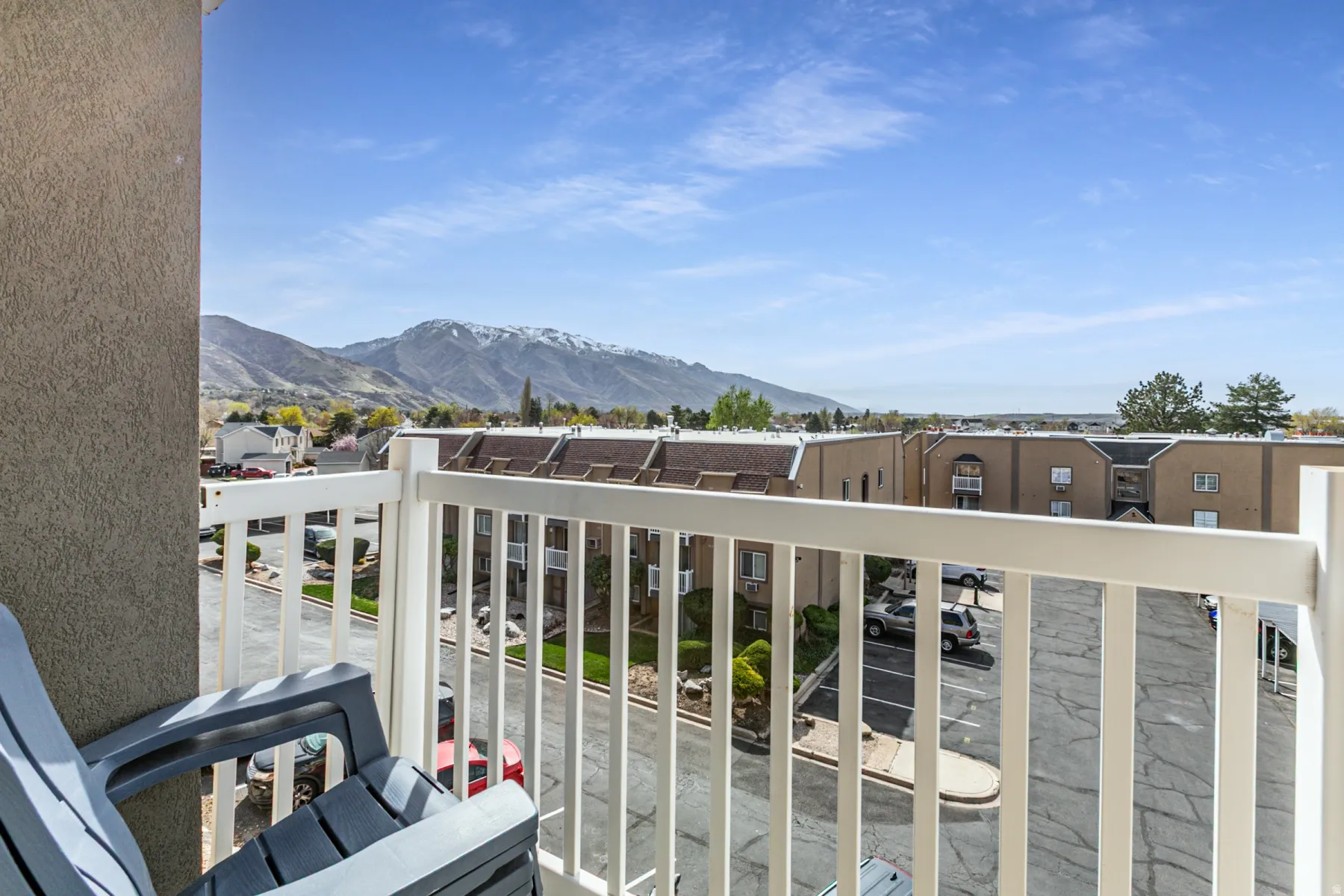 Balcony featuring a mountain view