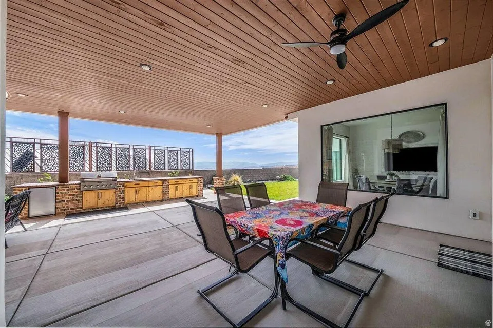 View of patio featuring an outdoor kitchen / dining area and a ceiling fan