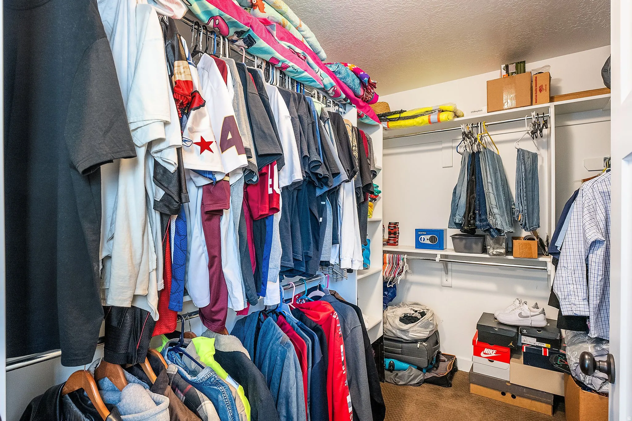 Walk in closet featuring carpet