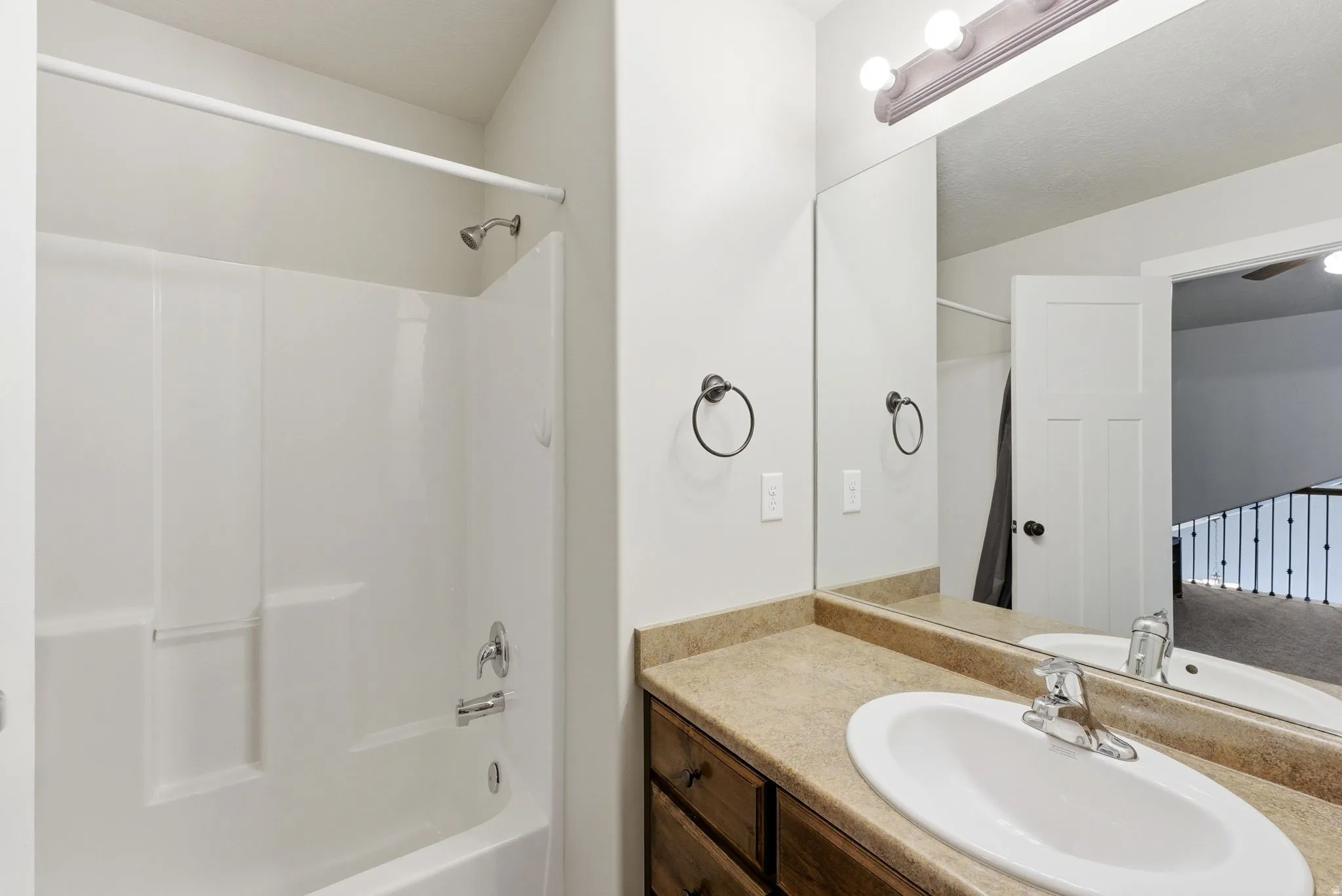 Bathroom with vanity and washtub / shower combination