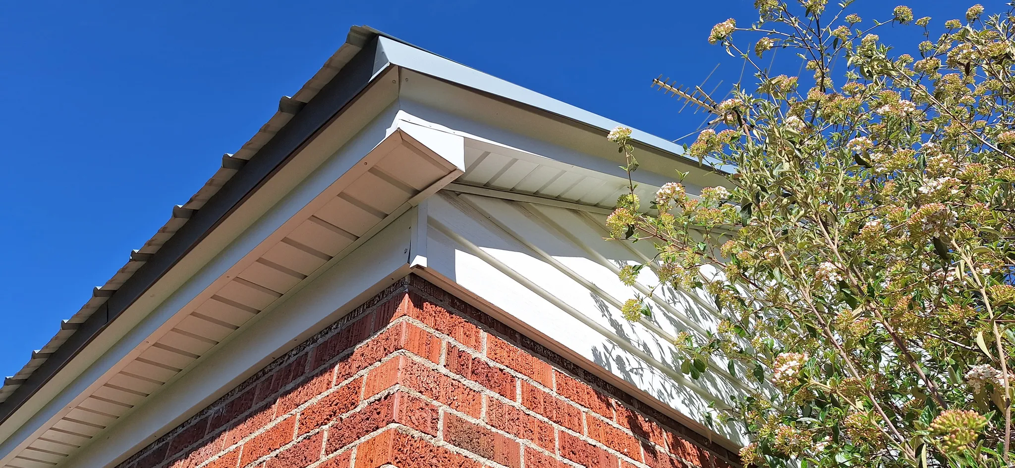 Low maintenance brick and vinyl siding