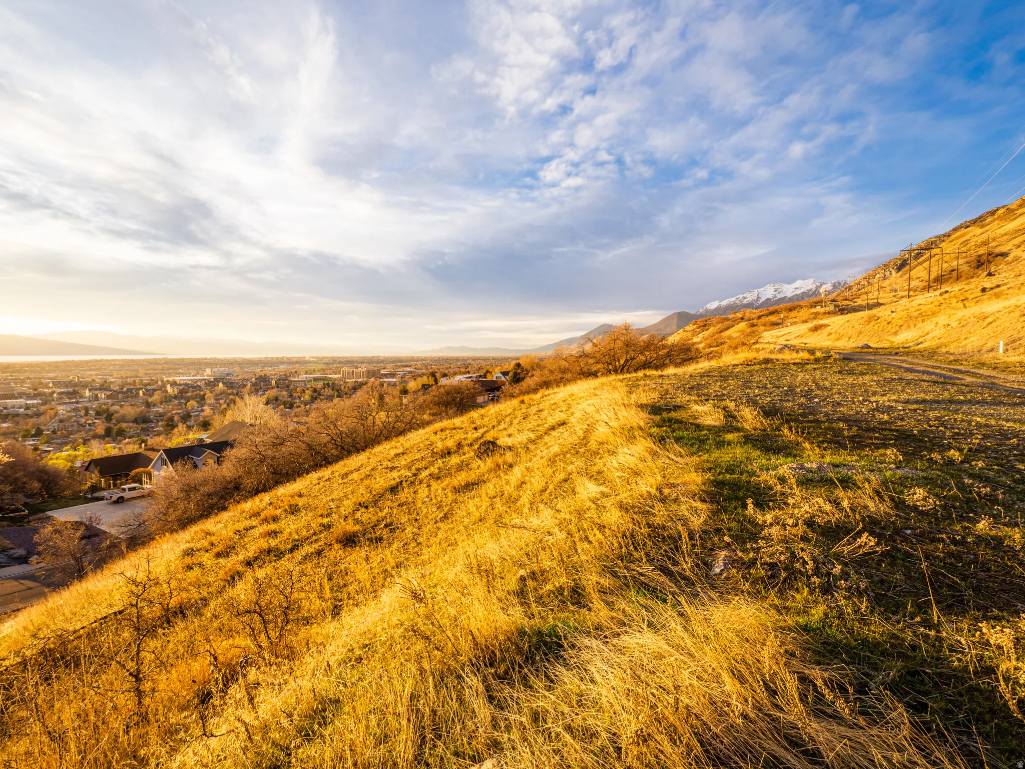 Overview of rural landscape with a mountainous background