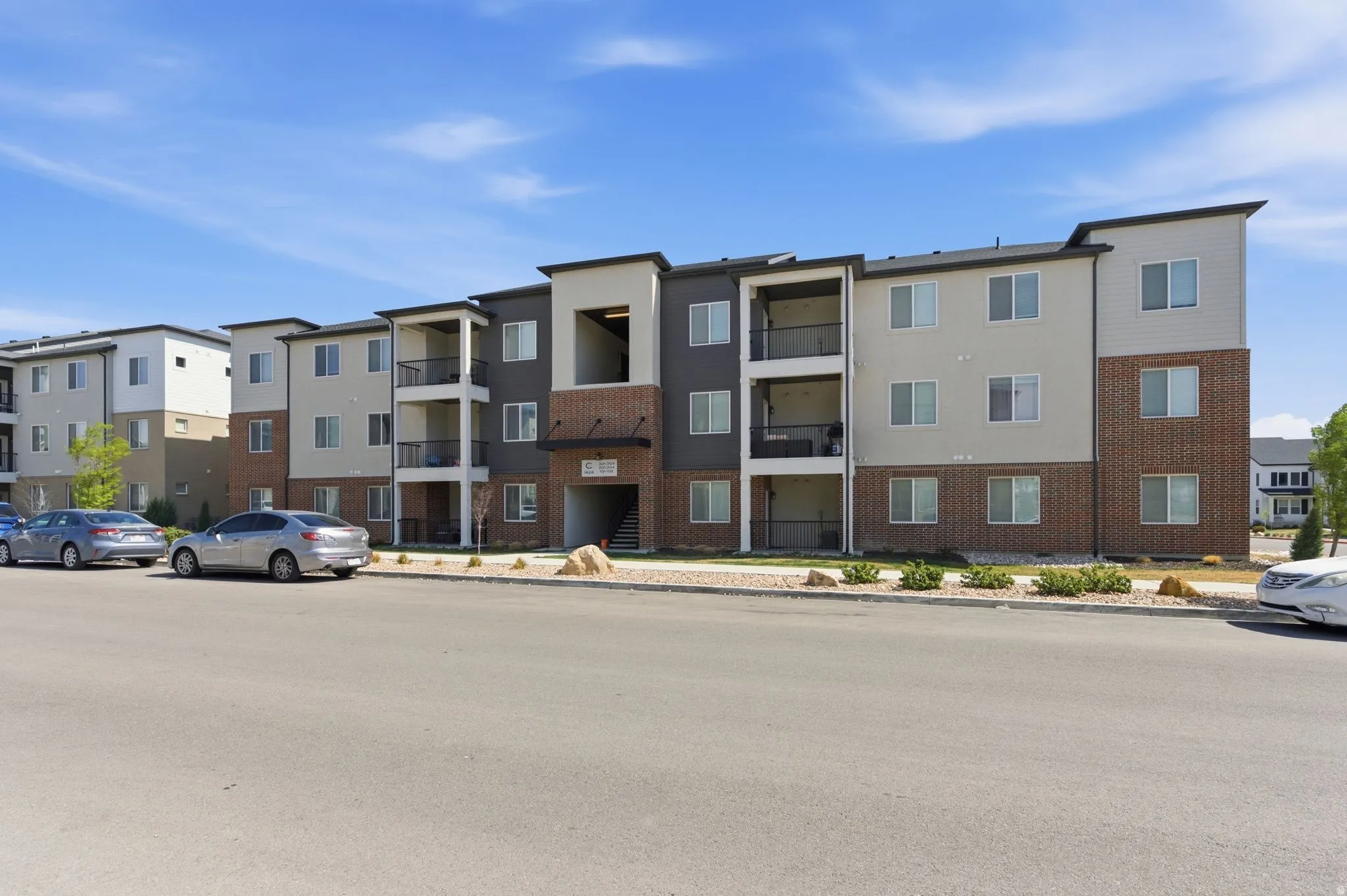 View of apartment building / complex