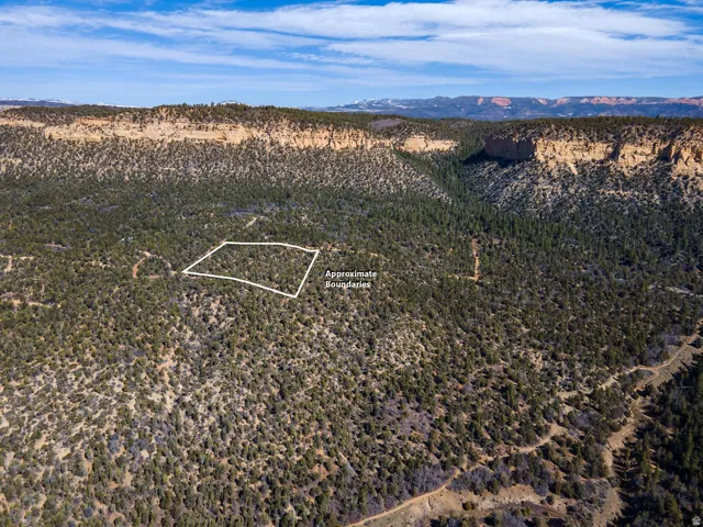 Aerial view of property's location featuring a mountainous background and property parcel outlined