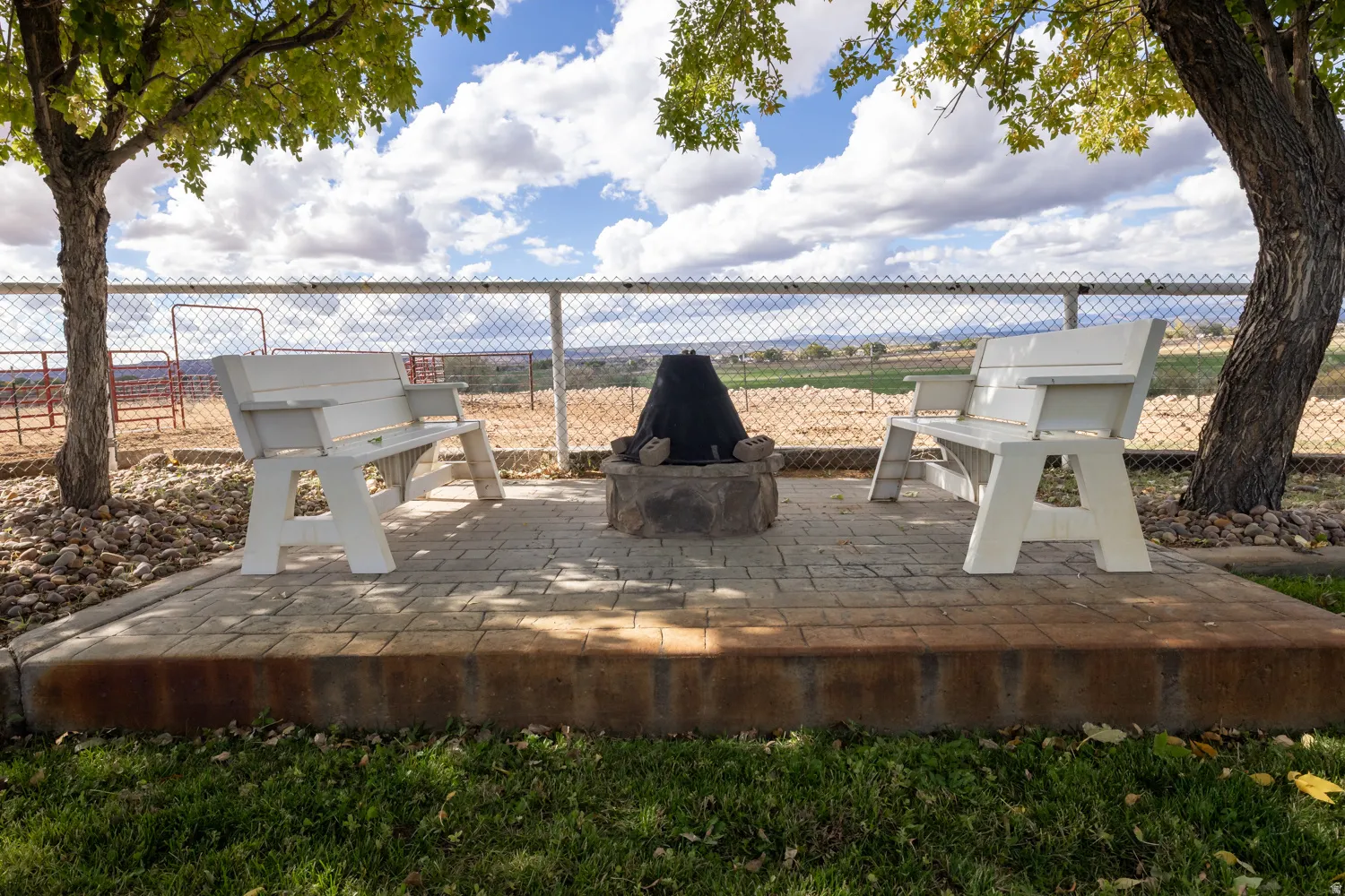 Wooden terrace with a patio and an outdoor fire pit