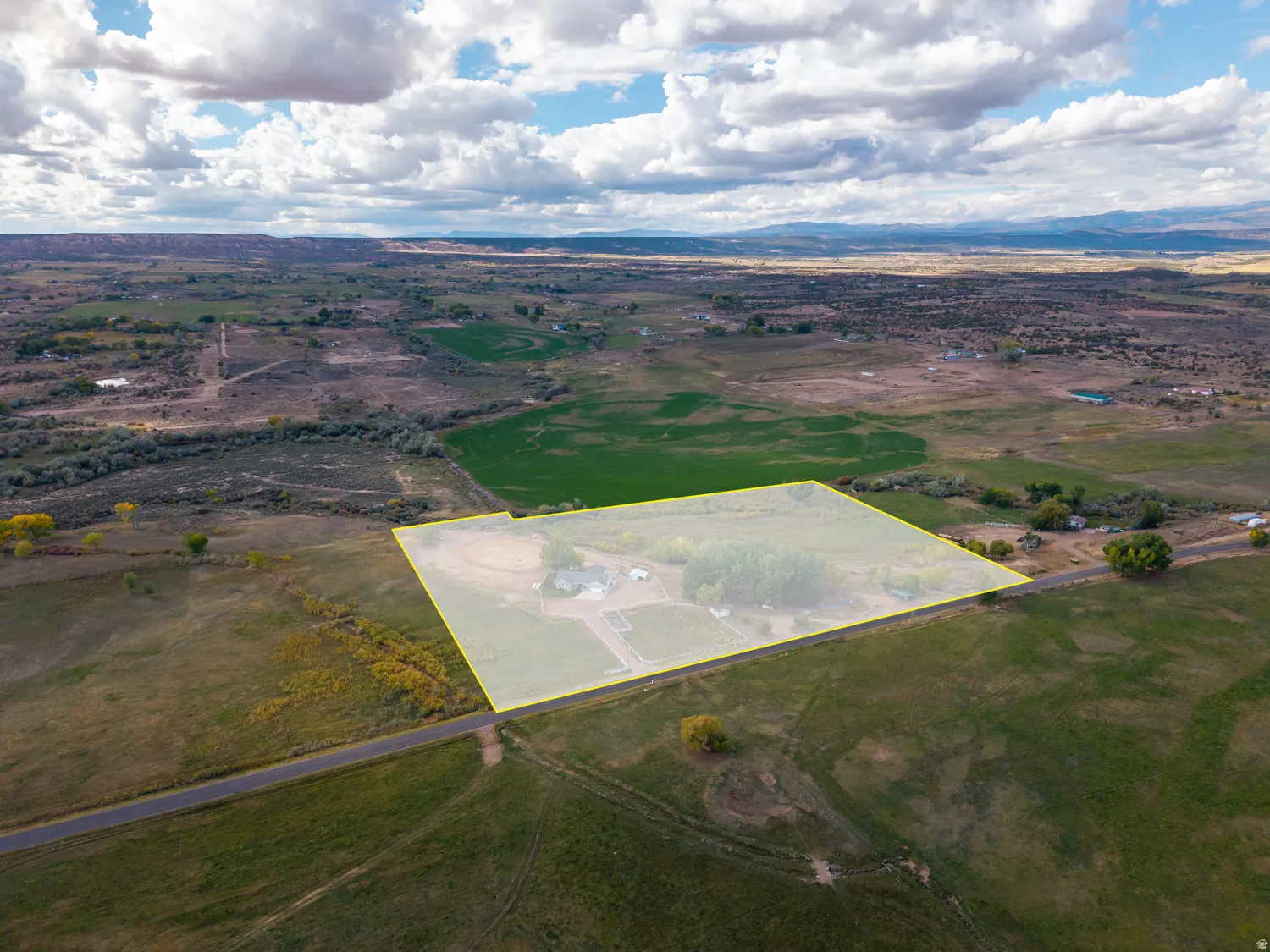 View of rural area with property boundaries highlighted and mountains