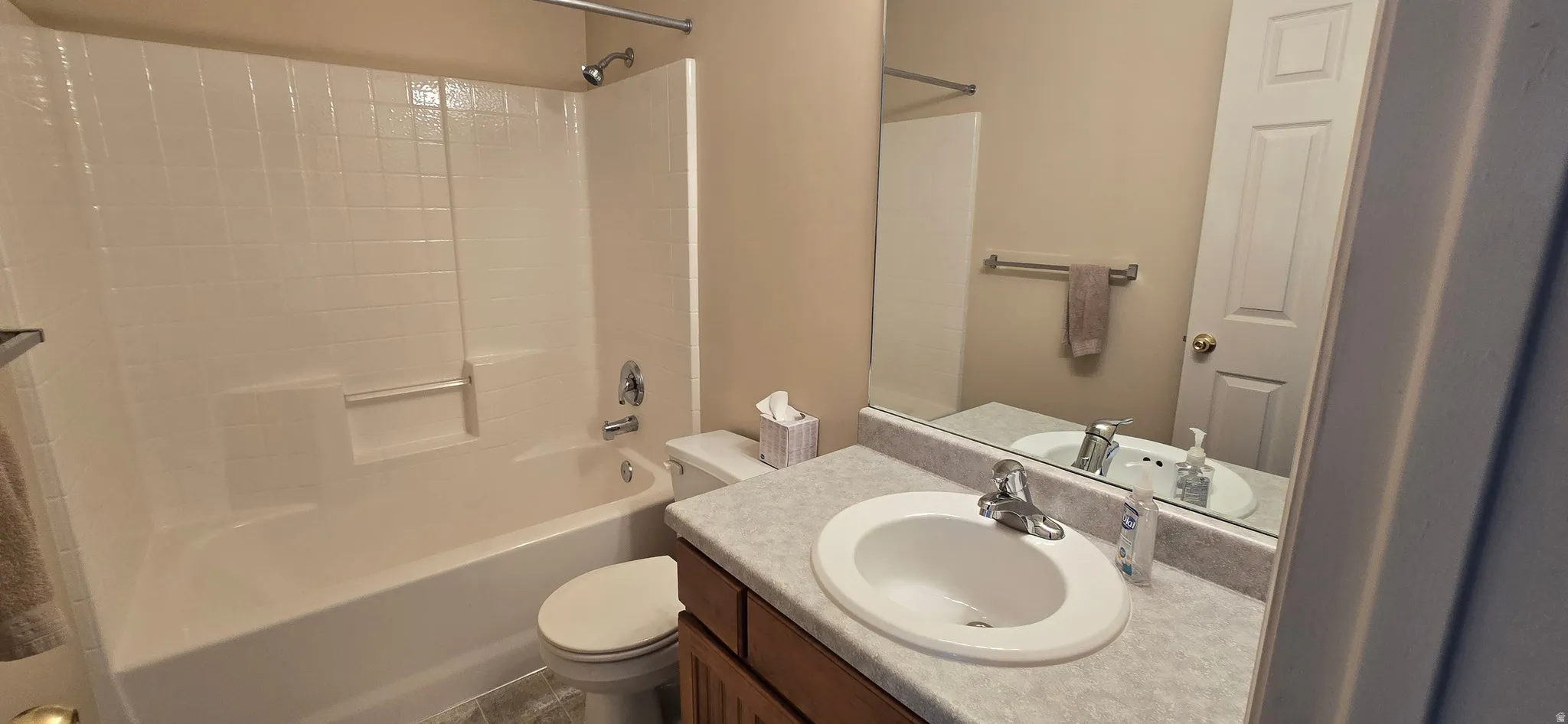 2nd upstairs bath