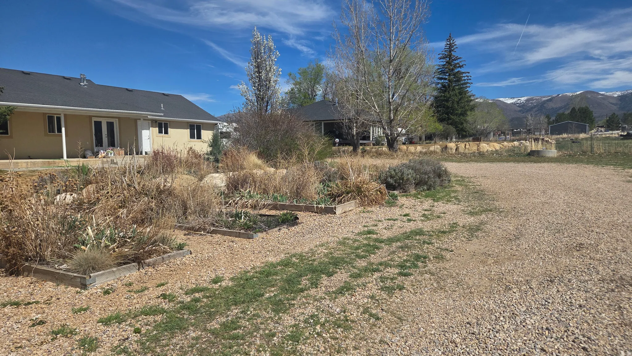 View of yard featuring a mountain view