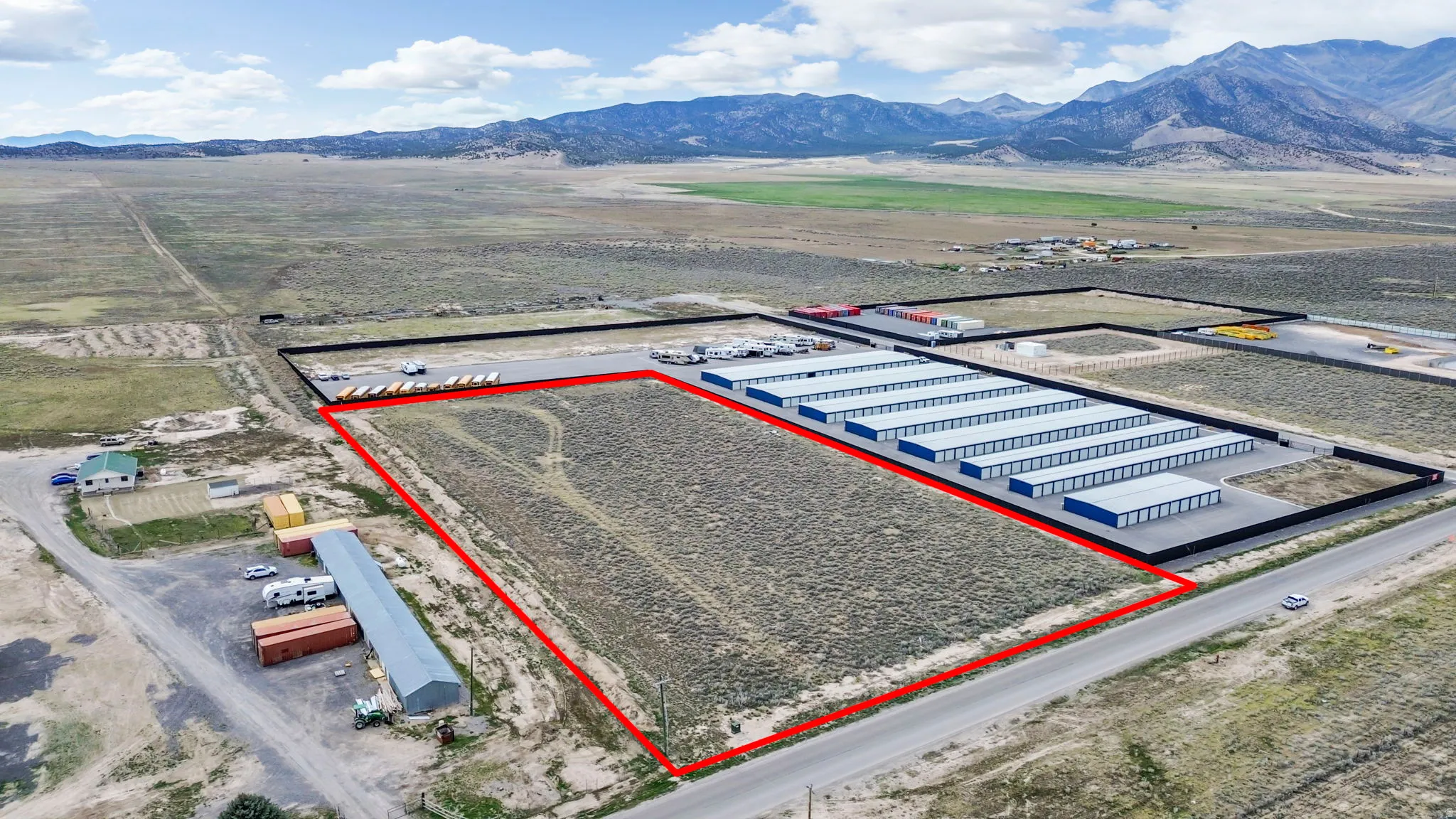 Aerial view of property's location with property parcel outlined and a mountain backdrop