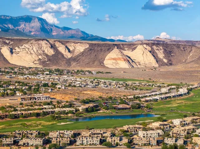 Mountain view with a golf club, a nearby body of water, and nearby suburban area